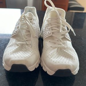 On Cloud Helio sz 9.5.